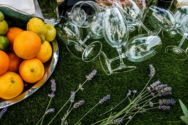 boş şarap bardakları ve çiçekler