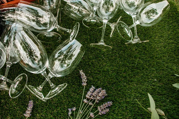 boş şarap bardakları ve çiçekler