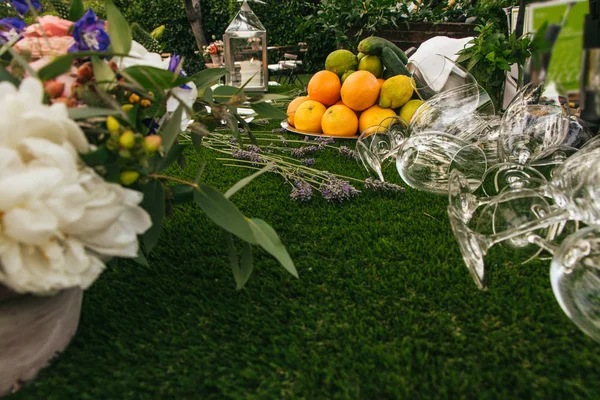 Leere Weingläser und Blumen — Stockfoto