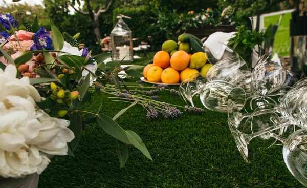 boş şarap bardakları ve çiçekler