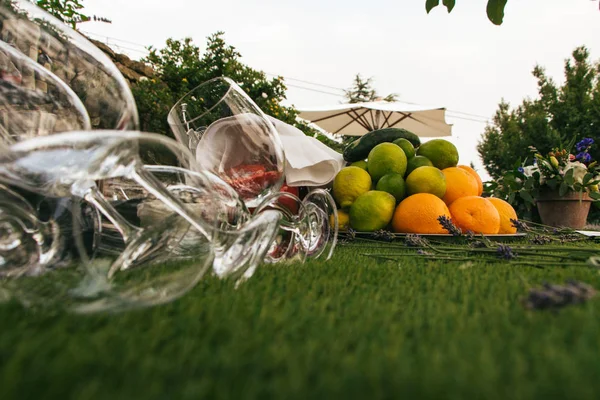 boş şarap bardakları ve çiçekler