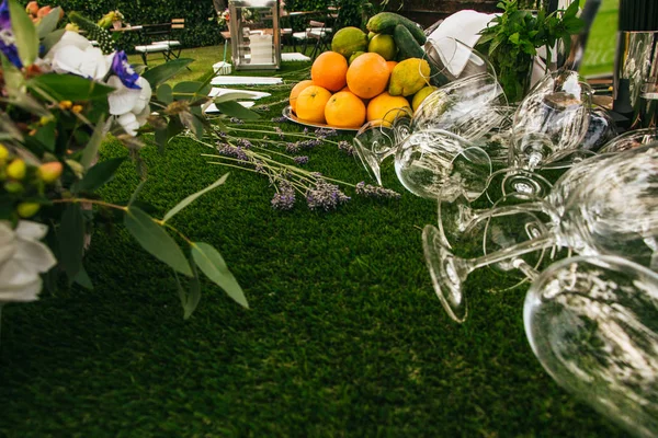 boş şarap bardakları ve çiçekler