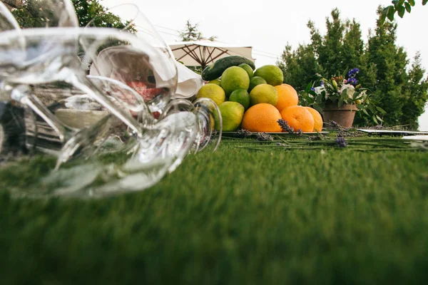 boş şarap bardakları ve çiçekler