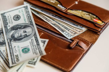 Dolar nakit bir kahverengi cüzdan 