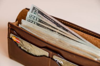 Dolar nakit bir kahverengi cüzdan 