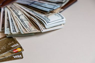 Dolar nakit bir kahverengi cüzdan 