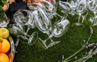 boş şarap bardakları ve çiçekler