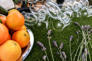 boş şarap bardakları ve çiçekler