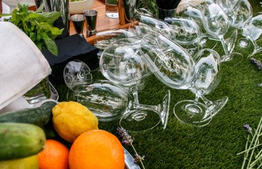 boş şarap bardakları ve çiçekler