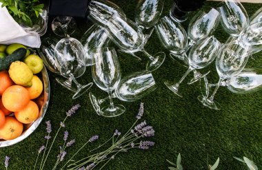 boş şarap bardakları ve çiçekler