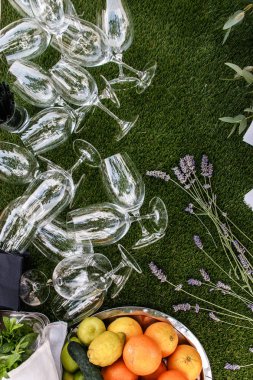 boş şarap bardakları ve çiçekler