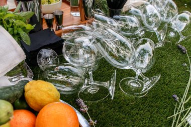 boş şarap bardakları ve çiçekler