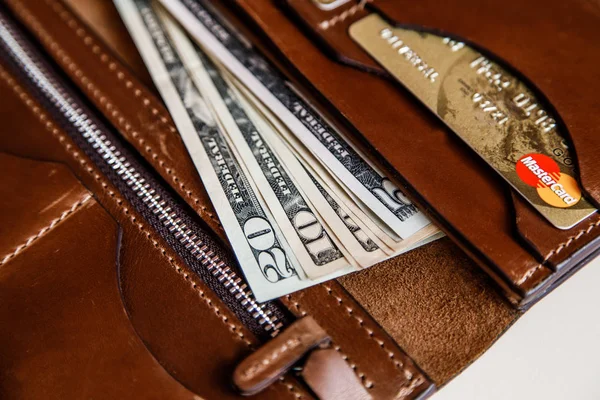 Dolar nakit bir kahverengi cüzdan 