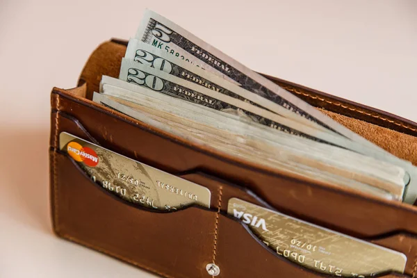 Dolar nakit bir kahverengi cüzdan 