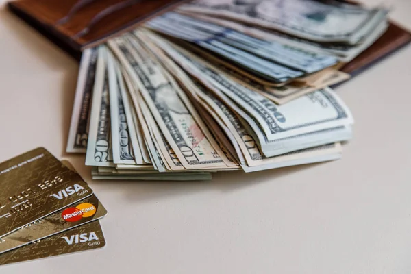 Dolar nakit bir kahverengi cüzdan 