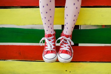 şirin kızın ayak üzerinde Bahçesi