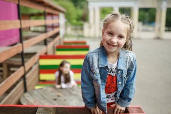 Zwei mädchen haben spaß — Stockfoto