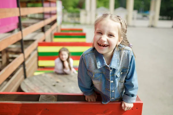 Zwei mädchen haben spaß — Stockfoto