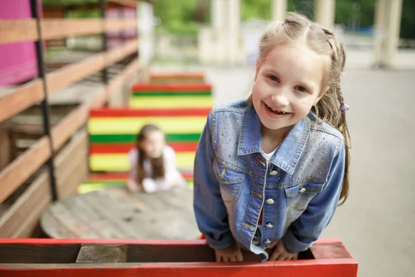 Zwei mädchen haben spaß — Stockfoto