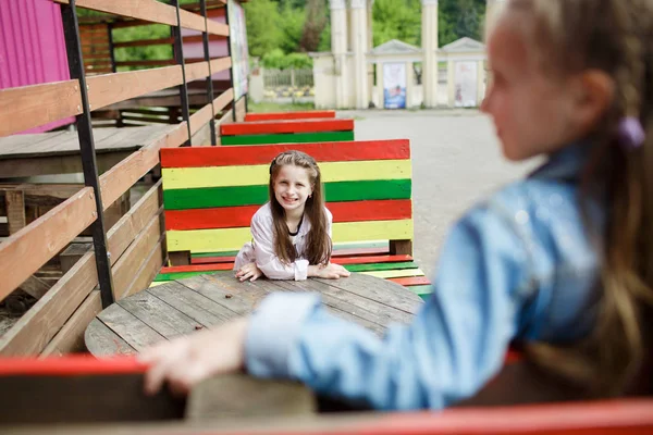 Zwei mädchen haben spaß — Stockfoto