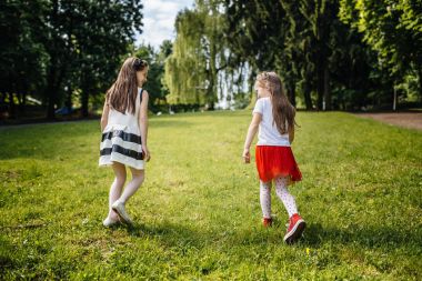 İki kız eğleniyor.