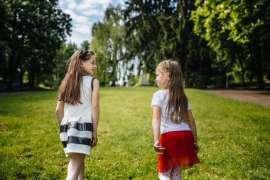 İki kız eğleniyor.
