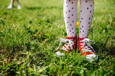 kızın ayak yaz çim üzerinde