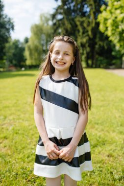 Sevimli küçük kız eğleniyor.