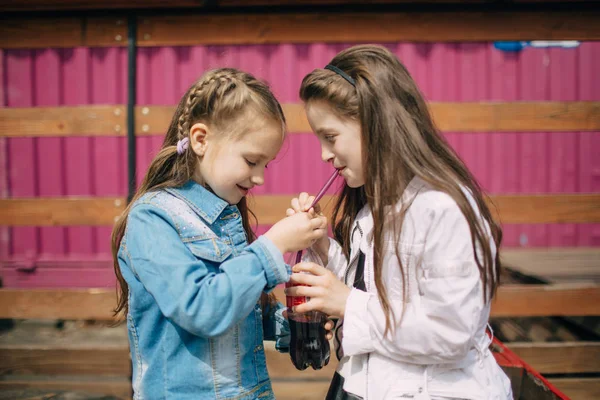 Zwei Mädchen trinken Cola — Stockfoto