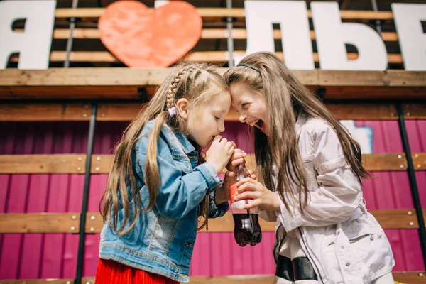 Duas meninas bebendo cola — Fotografia de Stock
