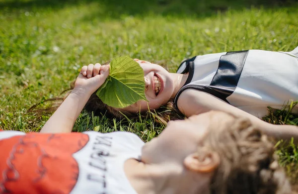 Zwei Mädchen liegen auf Gras — Stockfoto