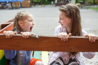 İki kız eğleniyor.