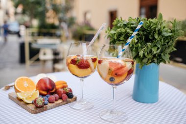 Meyve ile lezzetli kırmızı Sangria