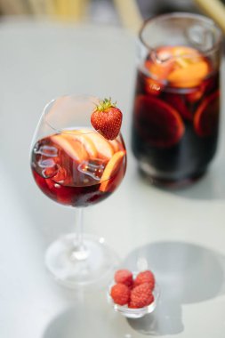 Meyve ile lezzetli kırmızı Sangria