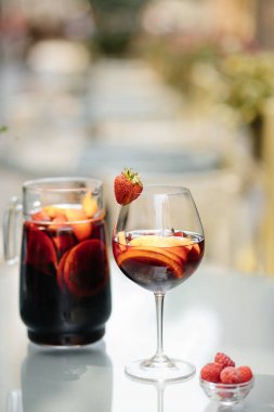 Meyve ile lezzetli kırmızı Sangria