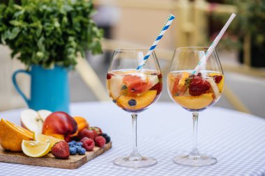 Meyve ile lezzetli kırmızı Sangria
