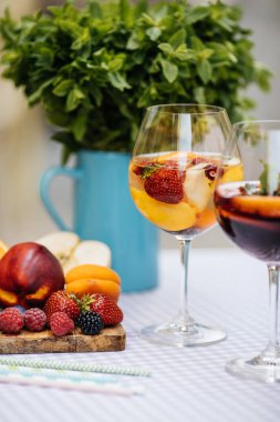 Meyve ile lezzetli kırmızı Sangria