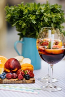 Meyve ile lezzetli kırmızı Sangria