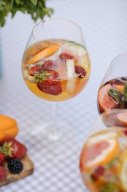 Meyve ile lezzetli kırmızı Sangria