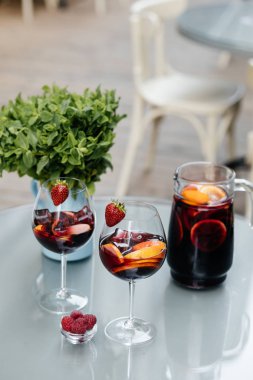 Meyve ile lezzetli kırmızı Sangria