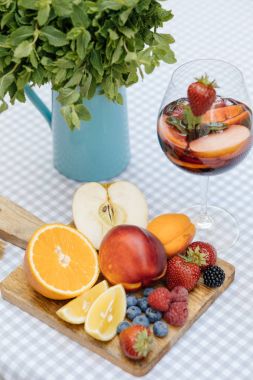 Meyve ile lezzetli kırmızı Sangria
