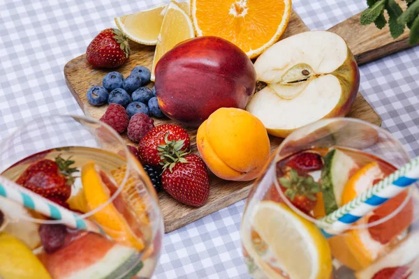 Meyve ile lezzetli kırmızı Sangria