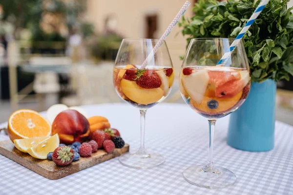 Meyve ile lezzetli kırmızı Sangria