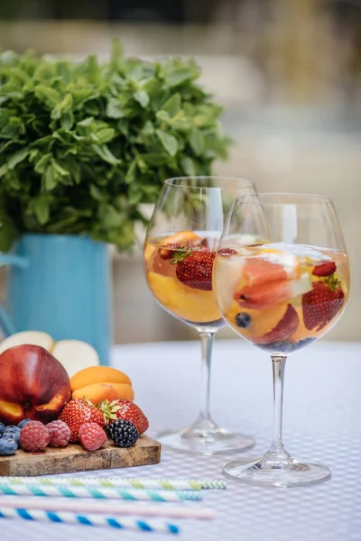 Смачні червоні Sangria з фруктами — стокове фото