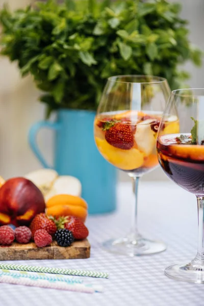 Meyve ile lezzetli kırmızı Sangria — Stok fotoğraf