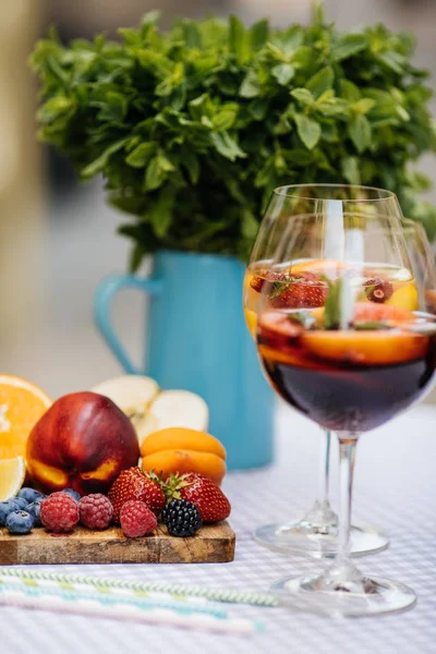 Meyve ile lezzetli kırmızı Sangria