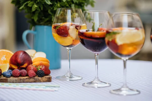 Смачні червоні Sangria з фруктами — стокове фото