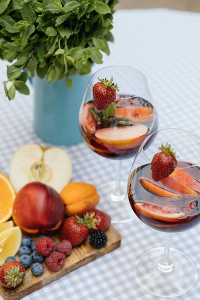 Meyve ile lezzetli kırmızı Sangria — Stok fotoğraf