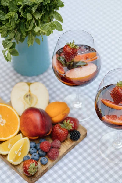 Meyve ile lezzetli kırmızı Sangria — Stok fotoğraf