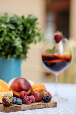 Meyve ile lezzetli kırmızı Sangria